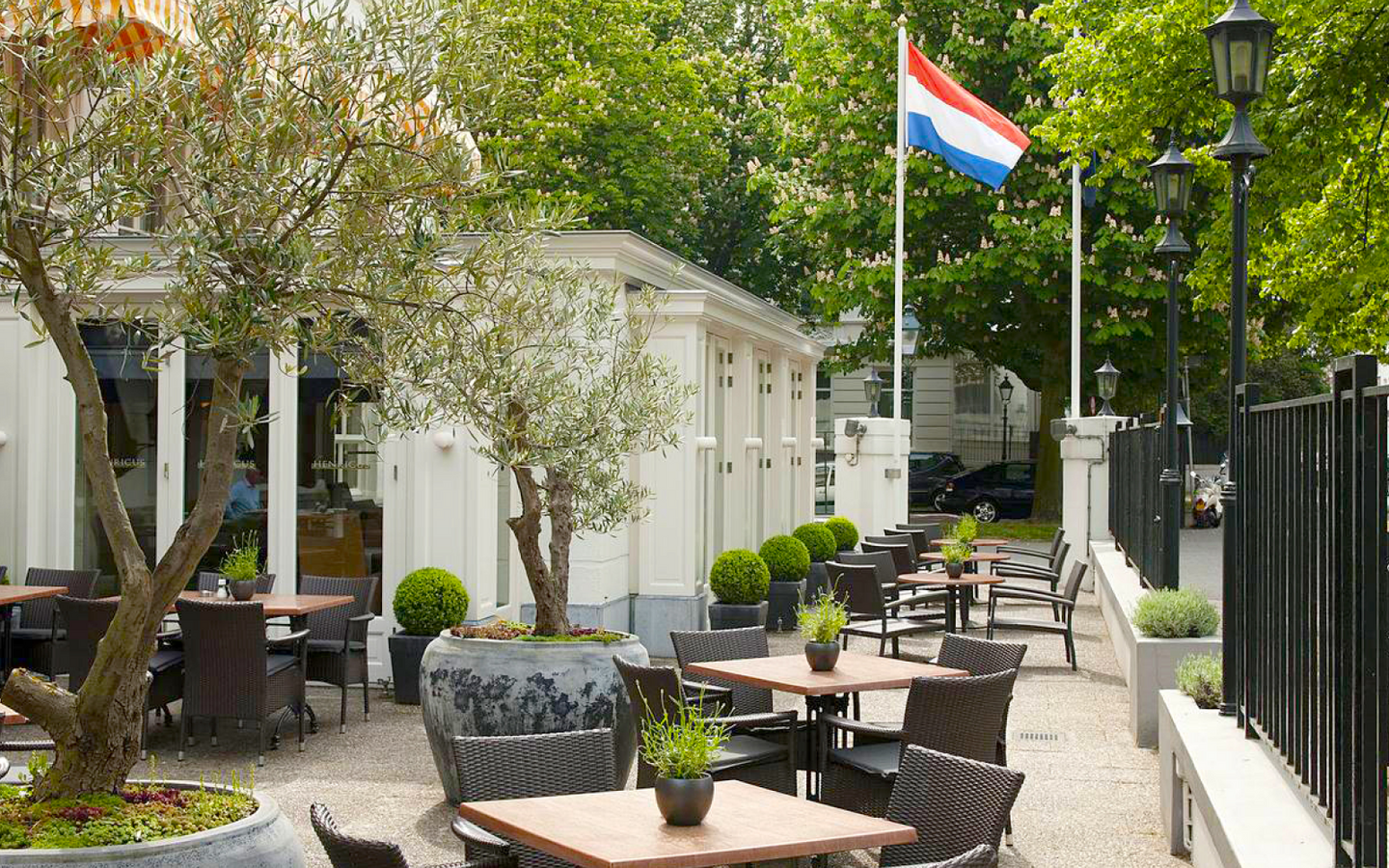 Carlton Ambassador | Een stijlvol verblijf tussen stad en strand in een prachtig boutique hotel - afbeelding 4